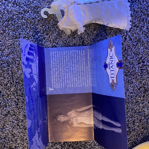 Franklin Mint Titanic Rose collection with trunk and full wardrobe - Picture 10 of 17